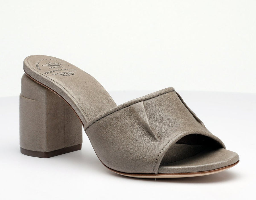 With a slightly nostalgic feeling, this mule features a block heel and seaming details across the front panel. Pair the 'Emilie' with a slip skirt and a seamless tank.