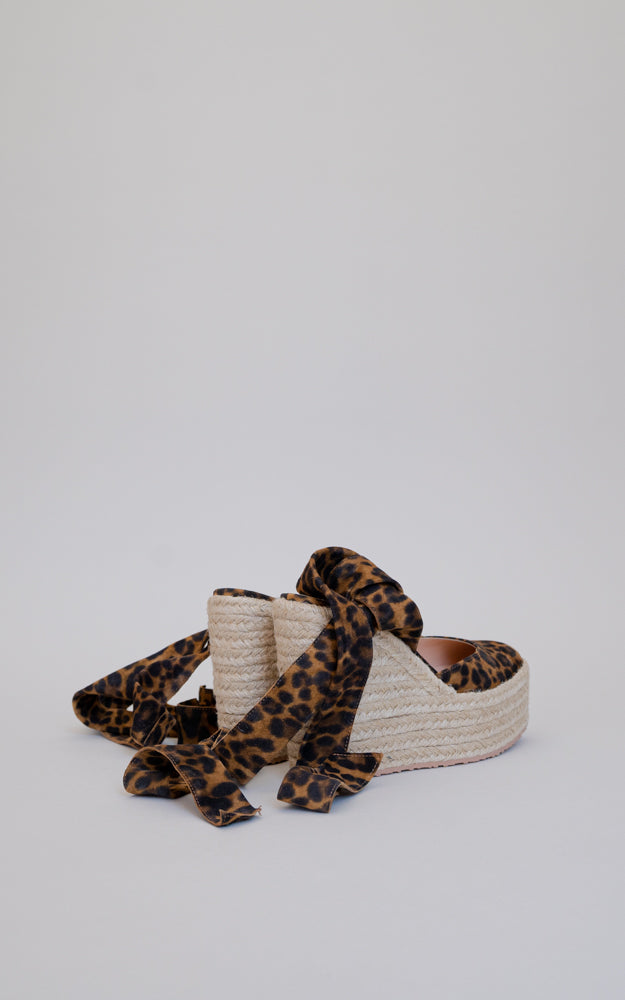 A fun espadrille with a wedge. A round toe, with soft ankle wide straps and a leopard statement print, covered in natural rope and finished with a rubber sole.