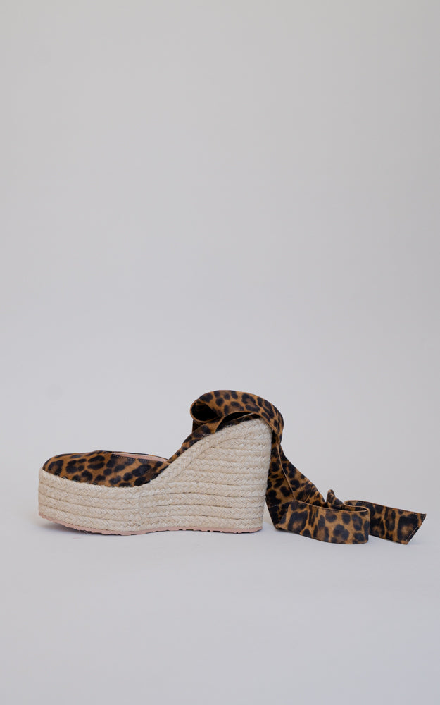 A fun espadrille with a wedge. A round toe, with soft ankle wide straps and a leopard statement print, covered in natural rope and finished with a rubber sole.