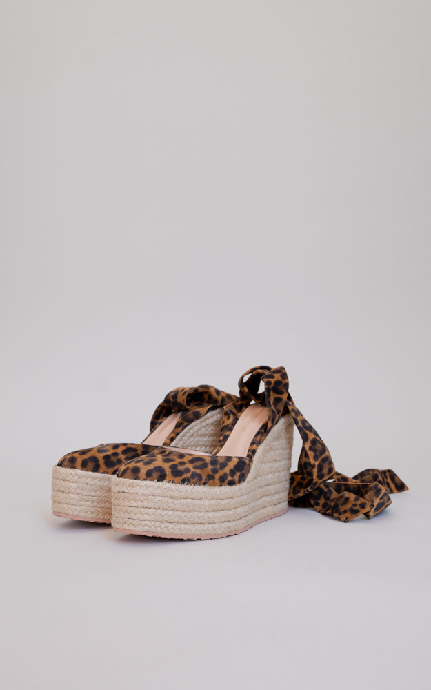 A fun espadrille with a wedge. A round toe, with soft ankle wide straps and a leopard statement print, covered in natural rope and finished with a rubber sole.