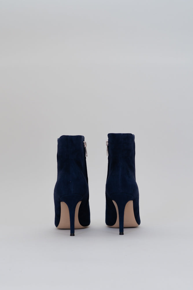 Made with soft denim, the 'Levy' booties feature a pointed toe with curved details, standing on a 85 mm heel.