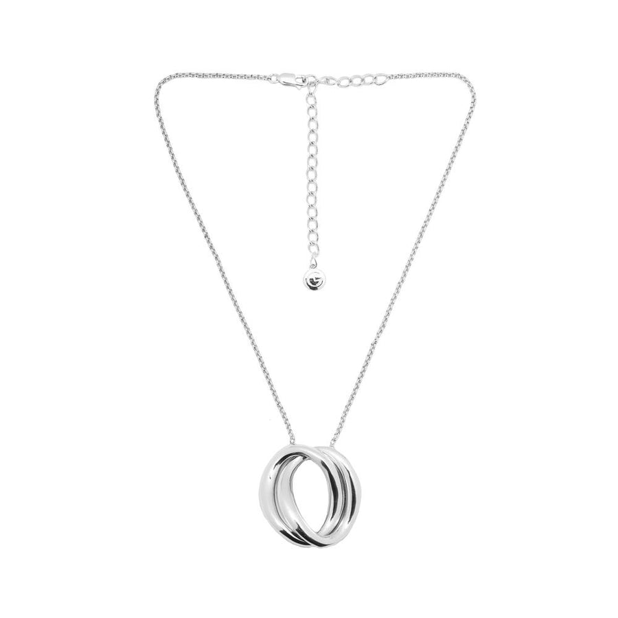 The 'Cara' lies on a fine chain with the novelty Lisa Corbo link pendant at its center. With a long extension, you have the choice to wear it long or set it higher on the neck to highlight your décolletage.