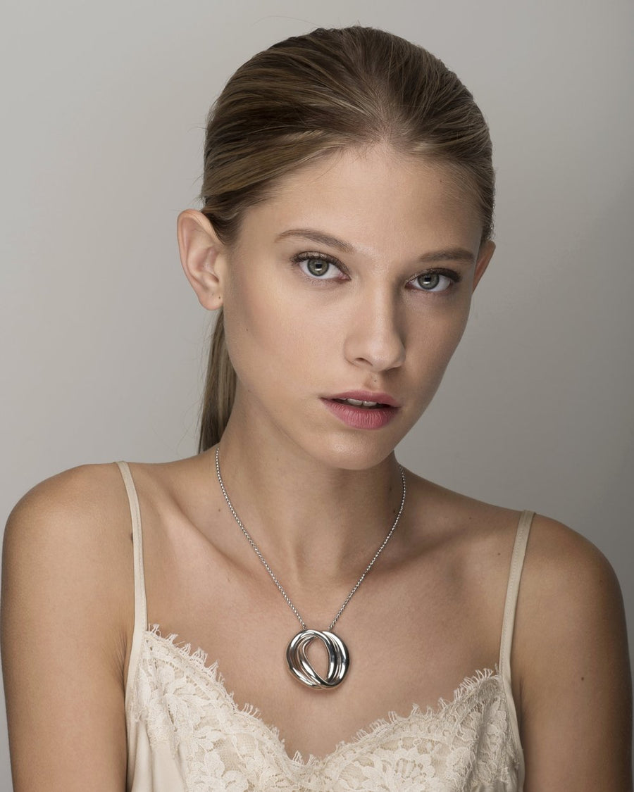 The 'Cara' lies on a fine chain with the novelty Lisa Corbo link pendant at its center. With a long extension, you have the choice to wear it long or set it higher on the neck to highlight your décolletage.