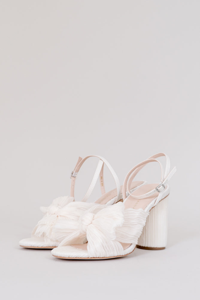 The 'Camilla' quickly adds a feminine touch to any look. These sandals are finished in crinkly, ivory taffeta with charming bows. 