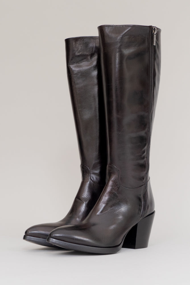 Join the cult following of Rocco P. lovers. A classic offering, this double zip boot is knee high length and complete in rich chocolate brown. 